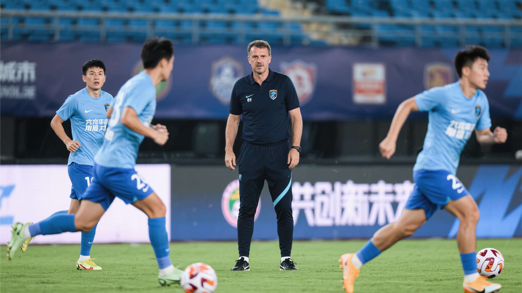 1-0绝杀!大连队成功打铁,斯坦丘天外飞仙,球迷高喊铁西图书馆 主教练斯坦丘自执教大连队以来,始终强调整体压迫式打法,注重球员跑动能力与阵地进攻